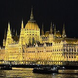 Docked across fm Budapest Parliament (photo by Gladys M)