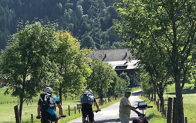 Along the path (submitted by Fishchico)