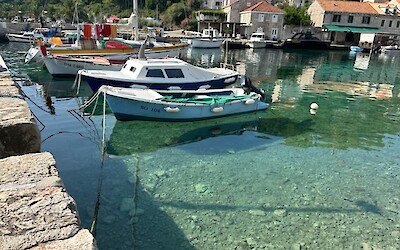 The waters in this port, as in many, are crystal clear. (submitted by Lorinda Troppmann)