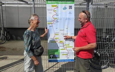 Olaf Nagel, the rep from the Mecklenburger Radtour arrived with our bikes and went over the details of the tour with Ann (submitted by Pedaler)