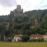 Ruins above a village in Altmuhltal (photo by Easy cycler)