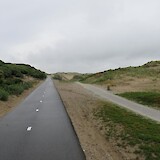 The cycle path along the dunes bordering the North Sea. (photo by Pedalann)