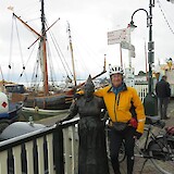 4 Fred's new girlfriend was also waiting for the ferry in Volendam. (photo by Pedalann)