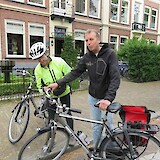 1 Peter Vos from Tulip Cycling adjusting Ann's bike. (photo by Pedalann)