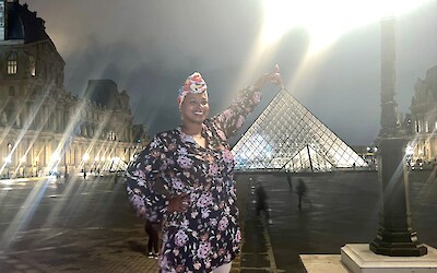 Louvre fun (submitted by Dee Knight)