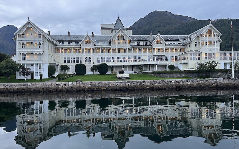 Muy bonito el Hotel en Balestrand (submitted by CARLOS JOSE DE LA PEZA CASARES)