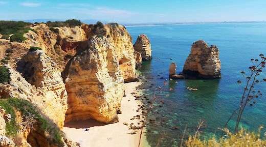 Cliffs of the Algarve, Portugal. Reiseuhu@Unsplash