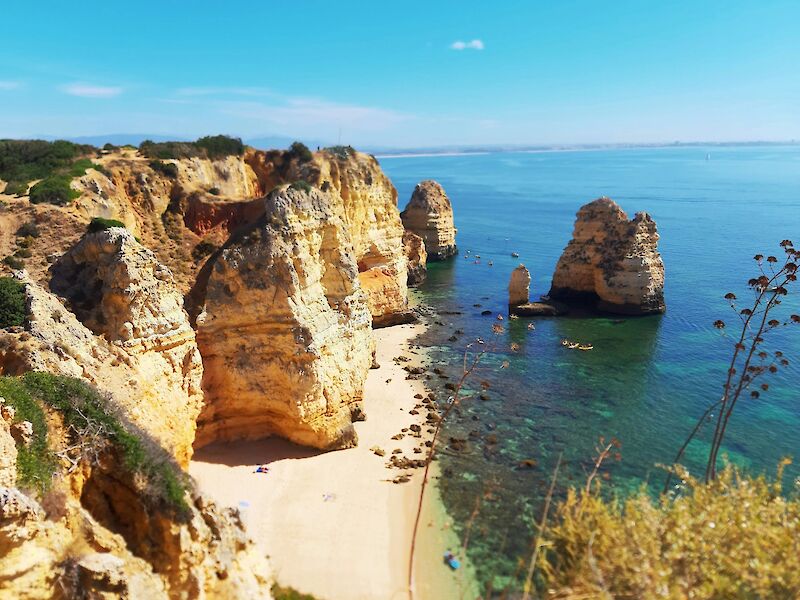 Cliffs of the Algarve, Portugal. Reiseuhu@Unsplash