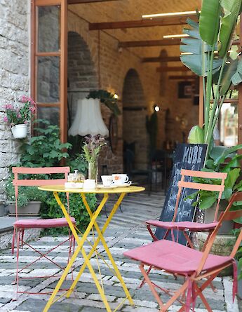 Cafe in Gjirokastër, Albania. Andy Arbeit@Unsplash