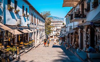 Ottoman architecture in Gjirokastër, Albania. Abenteuer Albanien@Unsplash