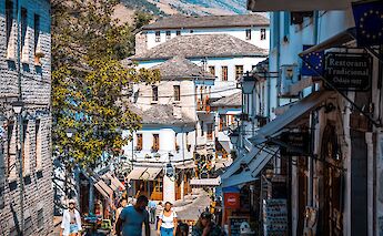 Historic city center of Gjirokastër, Albania. Abenteuer Albanien@Unsplash
