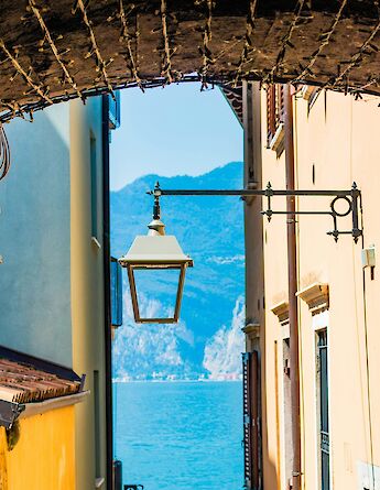 Streetlamp, Lake Garda, Italy. Unsplash:Charleen Vesin