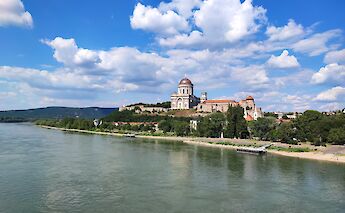Danube River in Esztergom, Hungary. Minek Neked@Unsplash