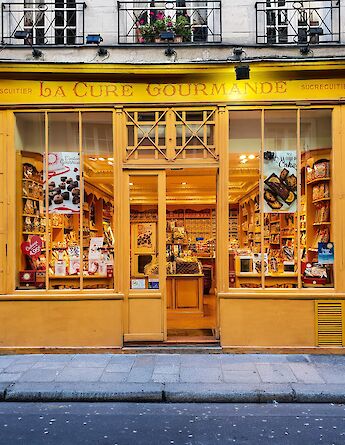 Fancy shopping in Paris, France! Marcel Linbric@Unsplash