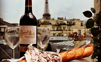 Dining near the Eiffel Tower, Paris, France. Jim Harris, Unsplash