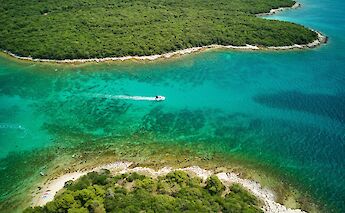 Amazing azure-blue waters of Croatia! Daniel R.@Unsplash