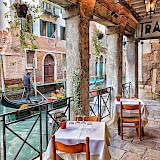 Dining along the canals in Venice, Italy! Igoro Liyarnik@Unsplash