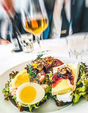 Smørrebrød & wine in Denmark. Maria Eklind@Flickr