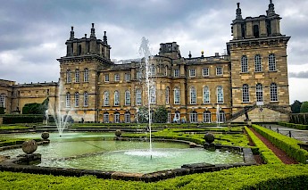 Blenheim Palace is a country house in Woodstock, Oxfordshire, England. Home of Winston Churchill. Carlos Vara@Unsplash