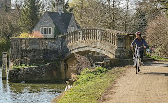 Oxford & the Royal Palaces along the River Thames Bike Tour in England