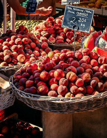Nectarines for sale, Royan, France. Unsplash:Charly Constant