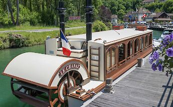 Barge in Chanaz, France. Unsplash:Free Nomad