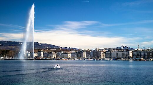 Boat and a fountain in Geneva, Switzerland. Unsplash:visualsoflukas