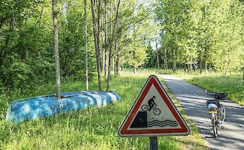 Boat by the Via Rhona. Unsplash:Free Nomad