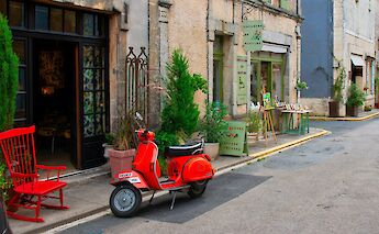 Parked scooter in the Dordogne, France. Unsplash:Peter Schulz