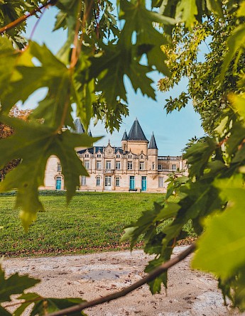 Chateaux in Bordeaux, France. Árpád Czapp@Unsplash