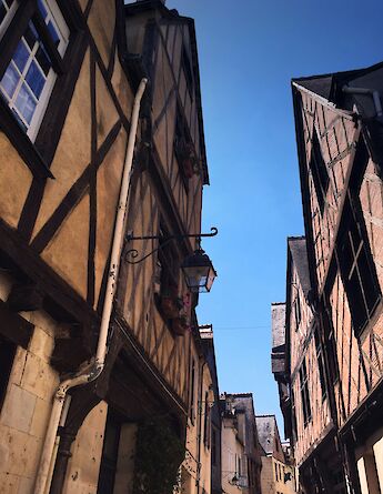 Houses in Chinon, France. Unsplash:Maxim Berg