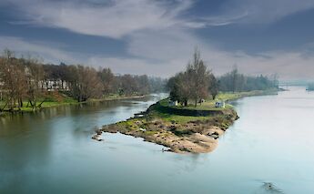 Island in the river, Tours, France. Unsplash:Jordi Vich Navarro