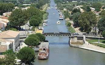 Aigues Mortes Canal, Provence, France. CC:Kweise