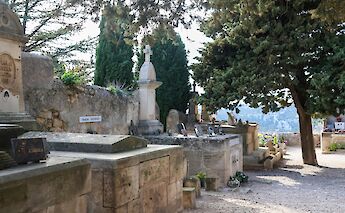 Graveyard in Les Baux de Provence, France. Unsplash:Meg von Haartman