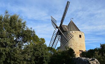 Moulin à vent Tissot, Chemin de Montauban, Fontvieille, France. Unsplash:Slim MARS