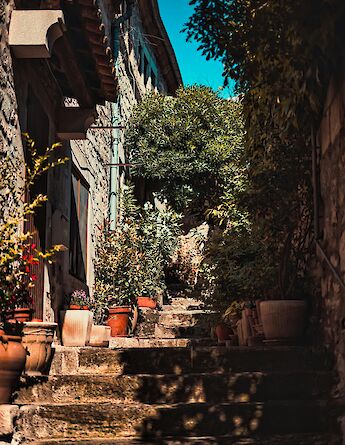 Steps leading up to a house in Les Baux de Provence, France. Unsplash:Gerti Gjuzi