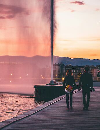 Fountain in Geneva at sunset, Switzerland. Unsplash:Serhat Beyazkaya