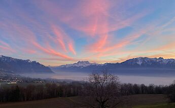 Sunset over Lake Geneva, Switzerland. Unsplash:Lucas Naegeli