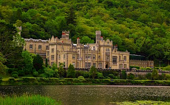 Kylemore Abbey, Connemara, County Galway, Ireland. Vincent Creton@Unsplash