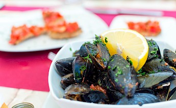 Clams & pizza in Italy. Christopher Carson, Unsplash