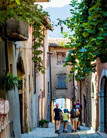 Lake Garda, Italy. Charleen Vesin, Unsplash