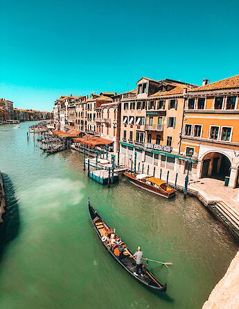 Sightseeing Venice, Italy. Gabriele Rampazoo@Unsplash