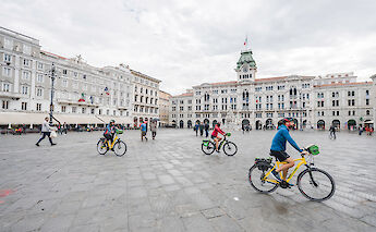 Cycling the squares of Trieste. -toFA