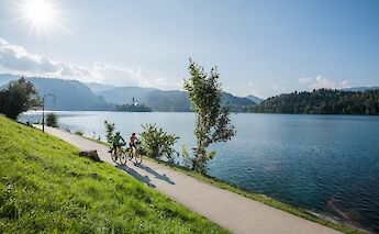Lakeside cycling in Bled. -toFA