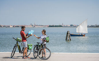 Cycling to Venice. -toFA