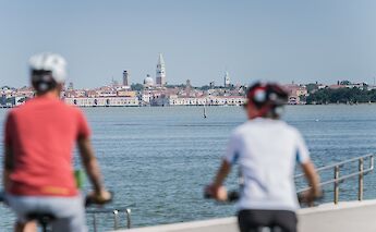 Cycling to Venice. -toFA