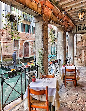 Dining in Venice, Italy. Igoro Liyarnik@Unsplash