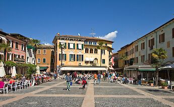 Piazza Carducci, Sirmione, Lombardy along Lake Garda, Italy. CC:trolvag