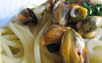 Spaghetti con le cozze (with mussels), Apulia, Italy. CC:10Rosso