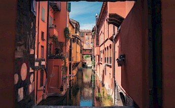 Bologna, Emilia-Romagna, Italy. Daniel Seßler, Unsplash